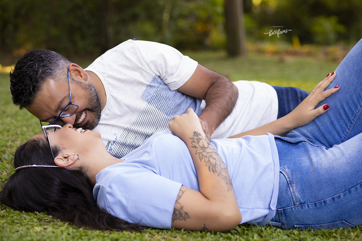 o casal brinca na sessão de fotos de familia