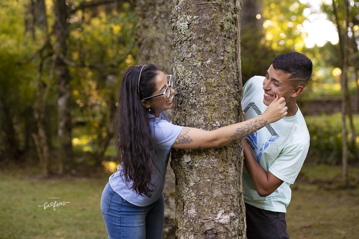 a irma brinca com o irmao na sessão de fotos