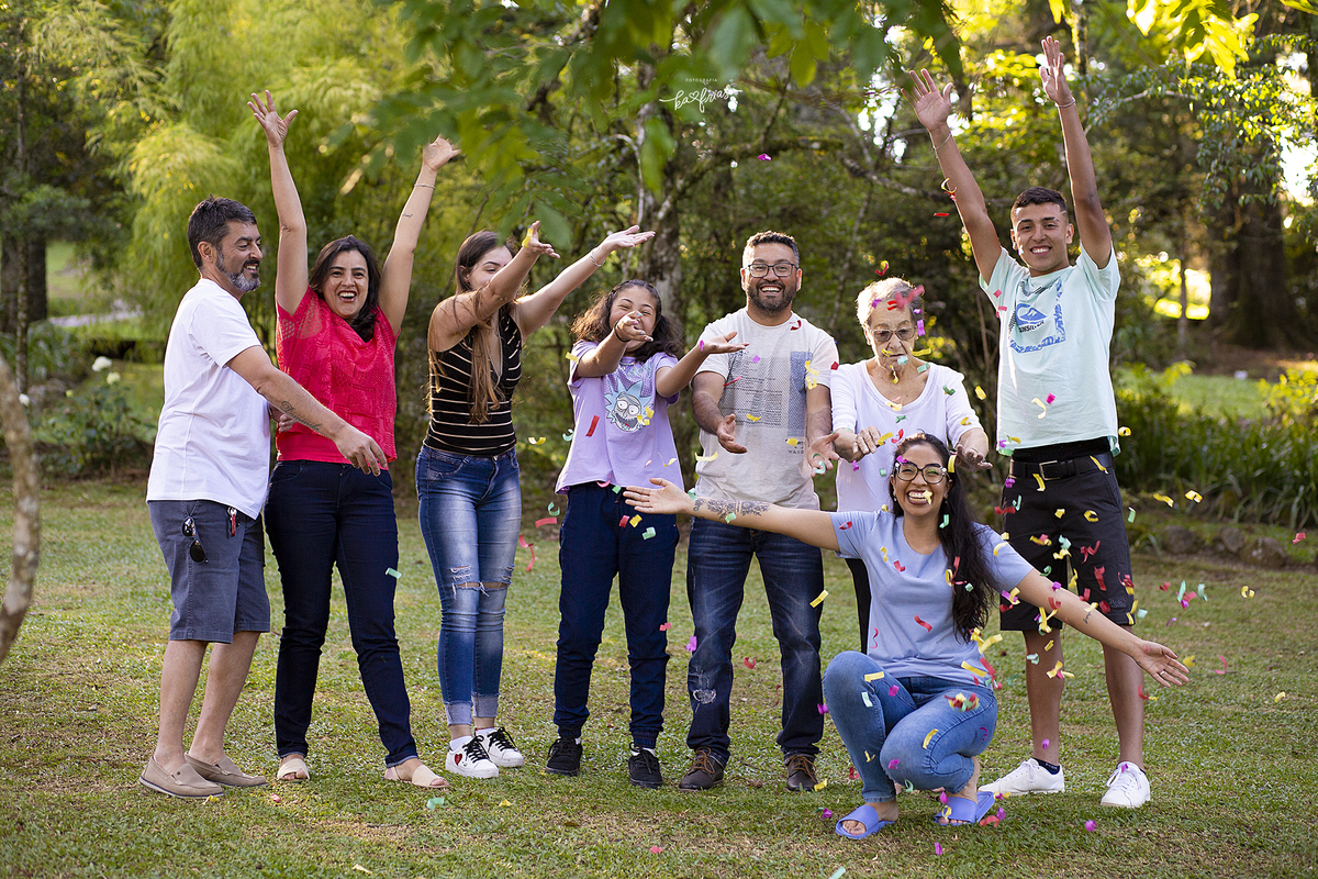 no ensaio externo jogaram confete para comemorar os 30 anos