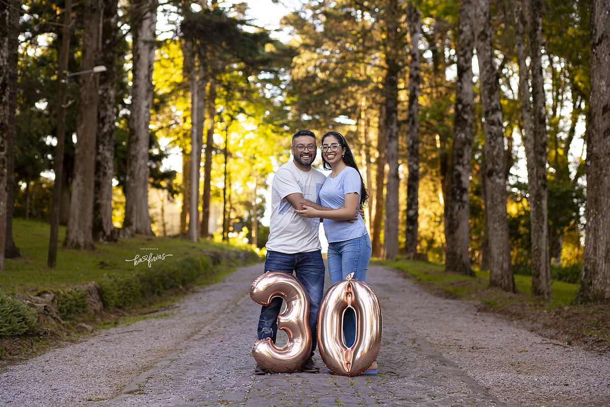 o casal se abraça para as fotos