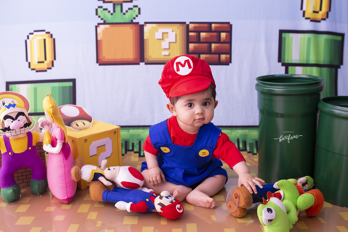 no ensaio infantil o bebe brinca com os bonecos