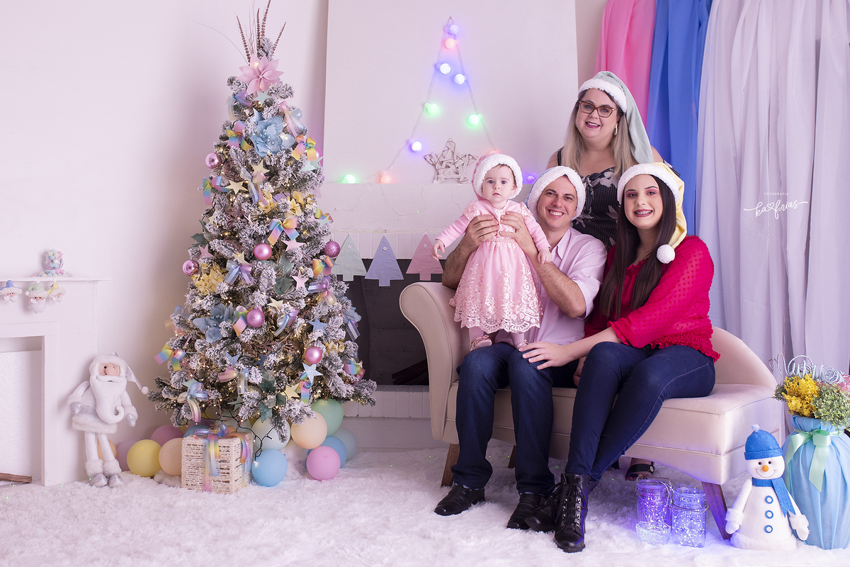 a familia posa no ensaio de natal 2021 em caxias do sul-rs