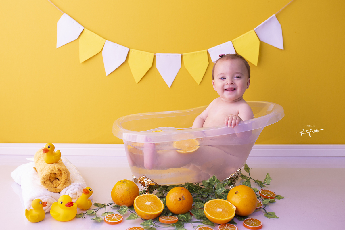 a menina brinca com as laranjas no acompanhamento mensal