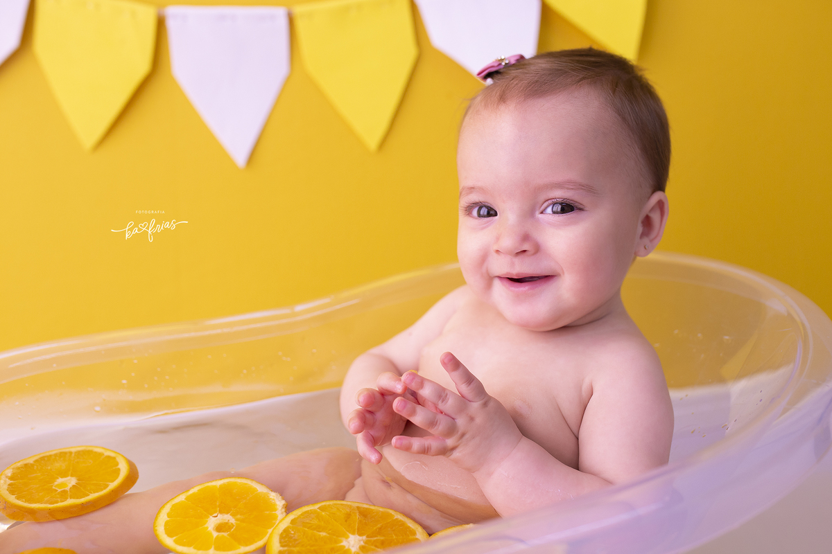 a menina sorri para a fotografa de bebes, ka rias