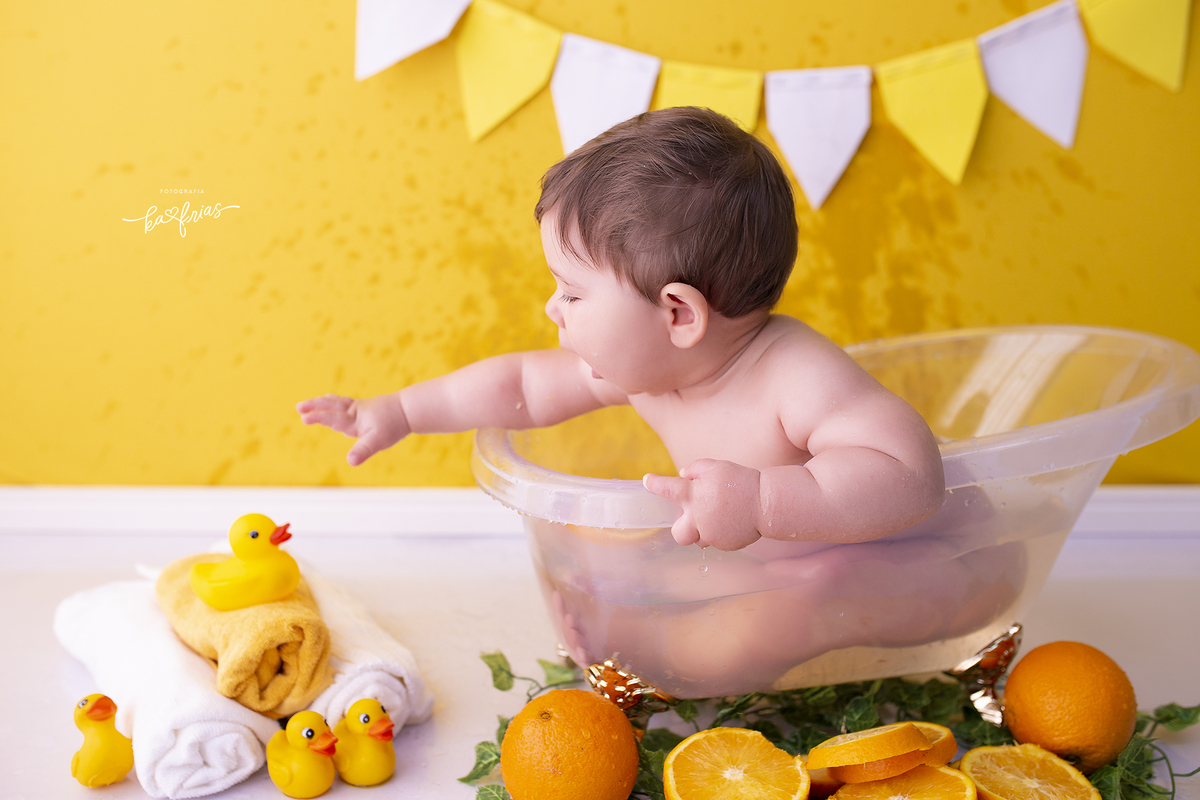 o menino tenta pegar o pato durante as fotos de acompanhamento mensal
