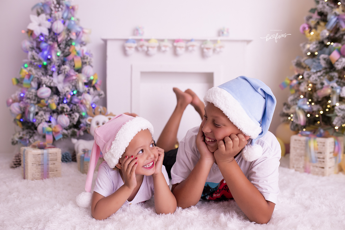 os irmaos se olham na sessão de natal 2021 em caxias do sul