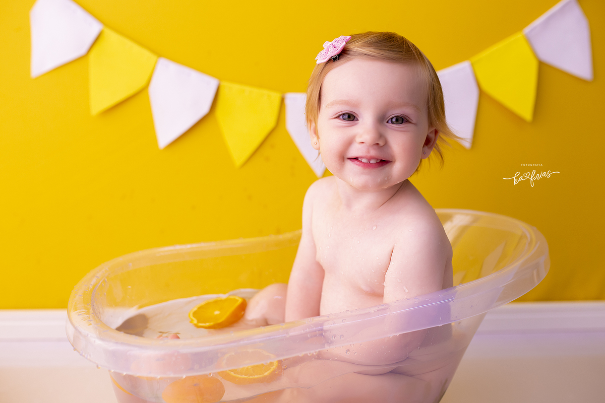 a menina olha para a fotografa de caxias do sul, ka frias