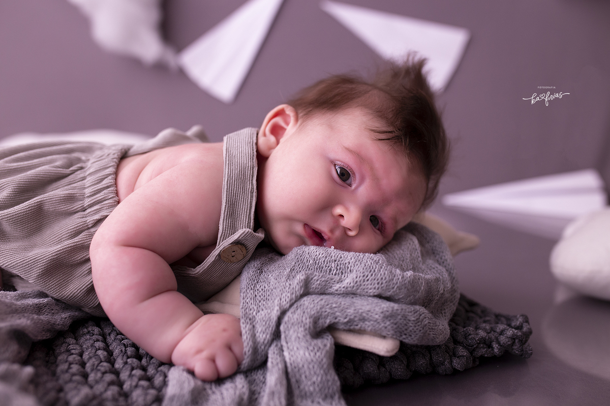 o menino esta de bruços no acompanhamento mensal