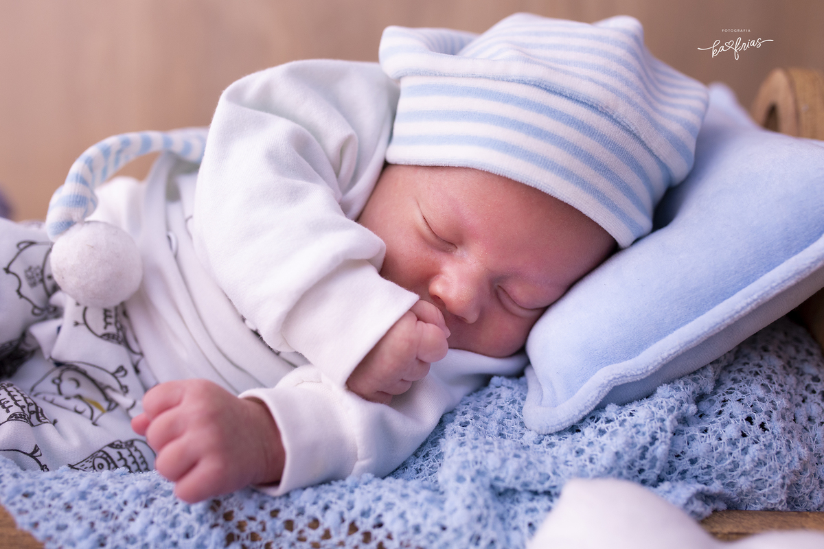 o menino poe a mao na boca durante sessão de fotos