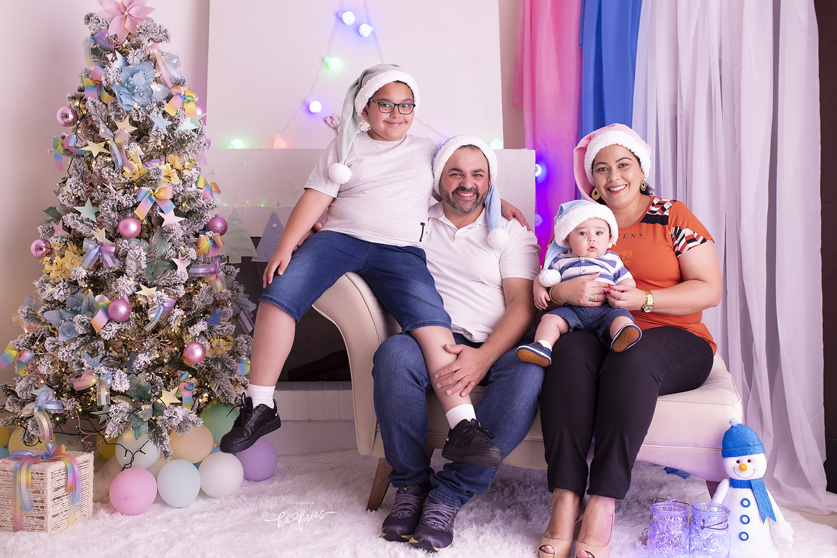 a familia posa para as fotos de natal 2021
