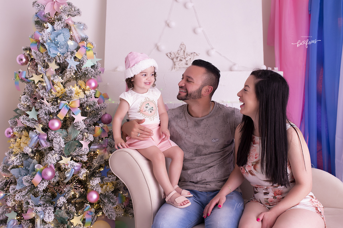 os pais brincam com a filha na sessão de natal em caxias do sul-rs
