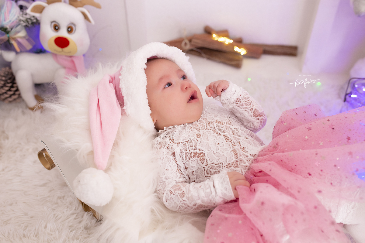 a bebe esta deitada no treno