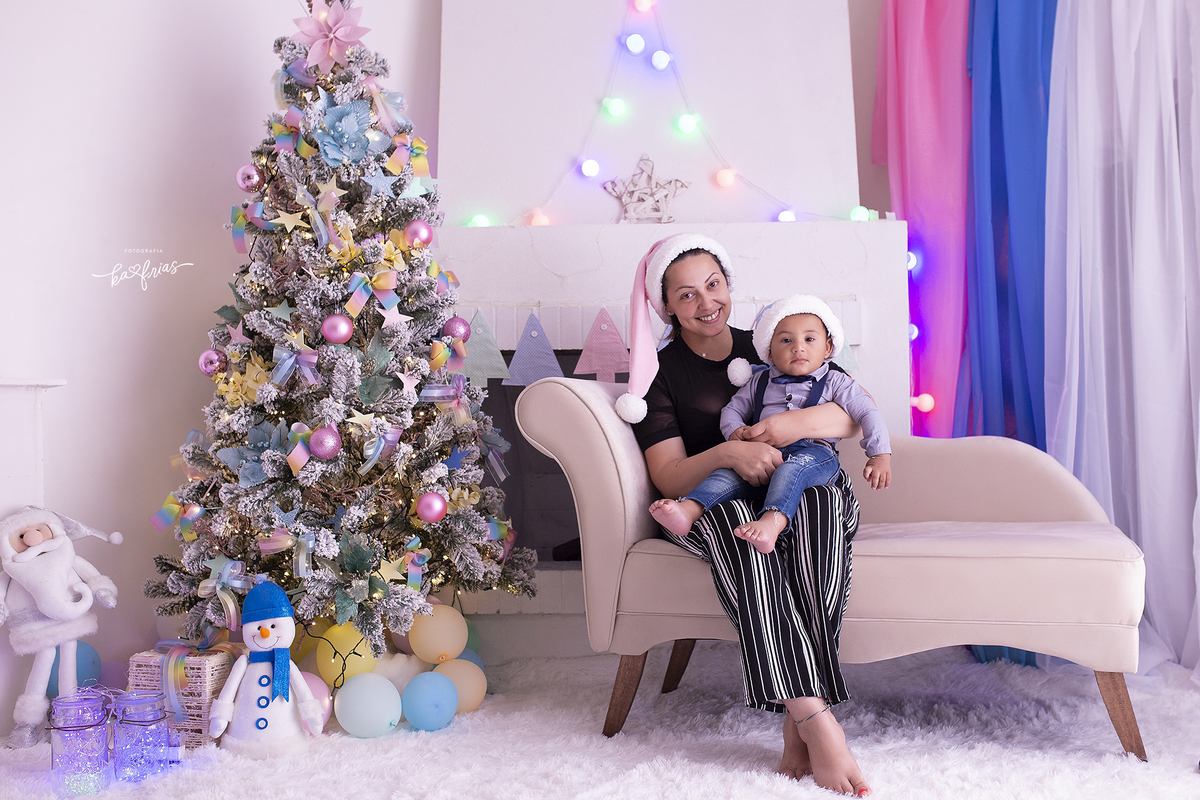 no ensaio de natal, a mae posa junto com o bebe