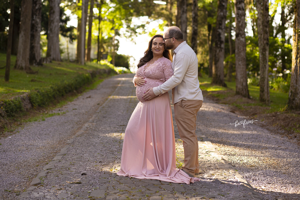 os pais se abraçam no ensaio de gestante