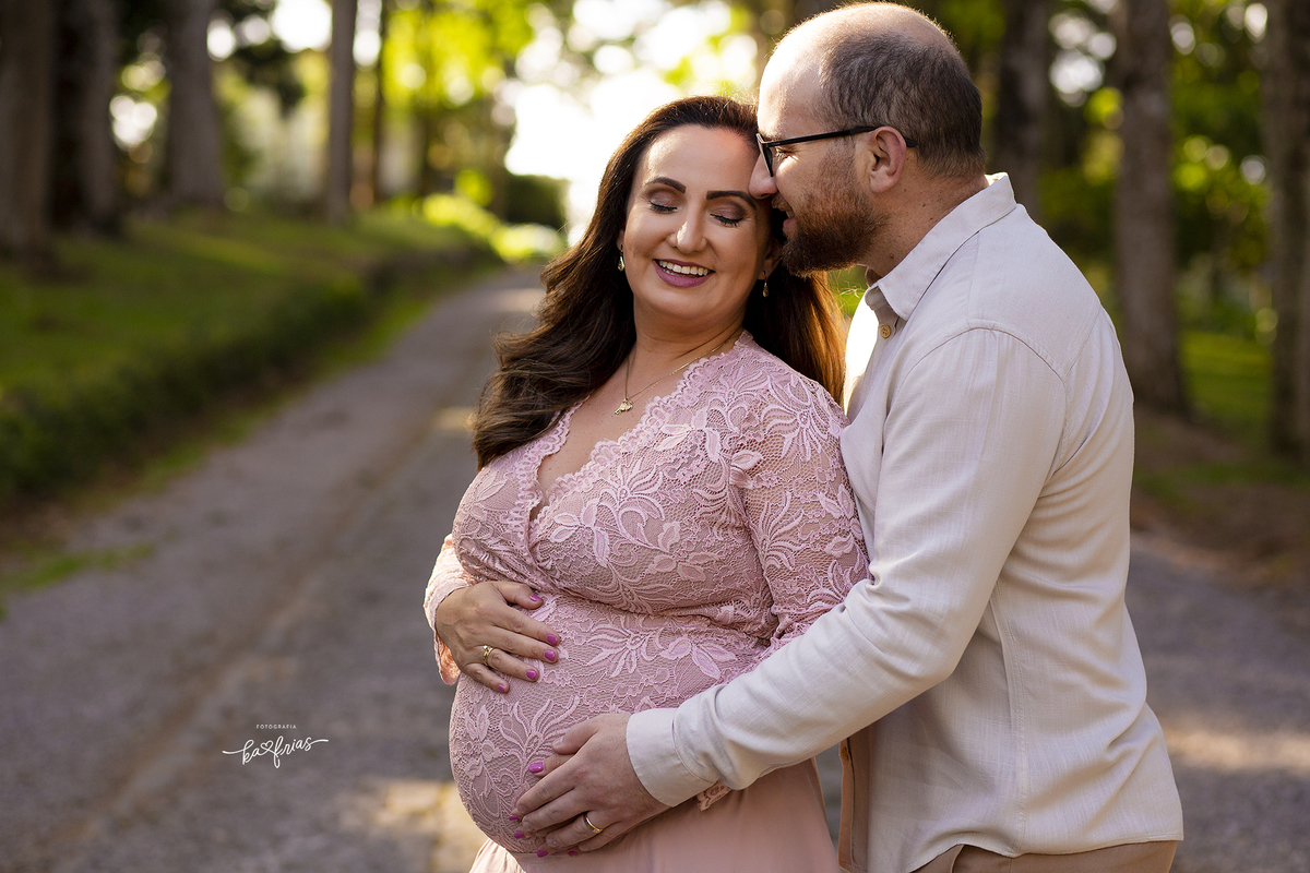 no ensaio de gestante externo o pai cochicha para a gestante