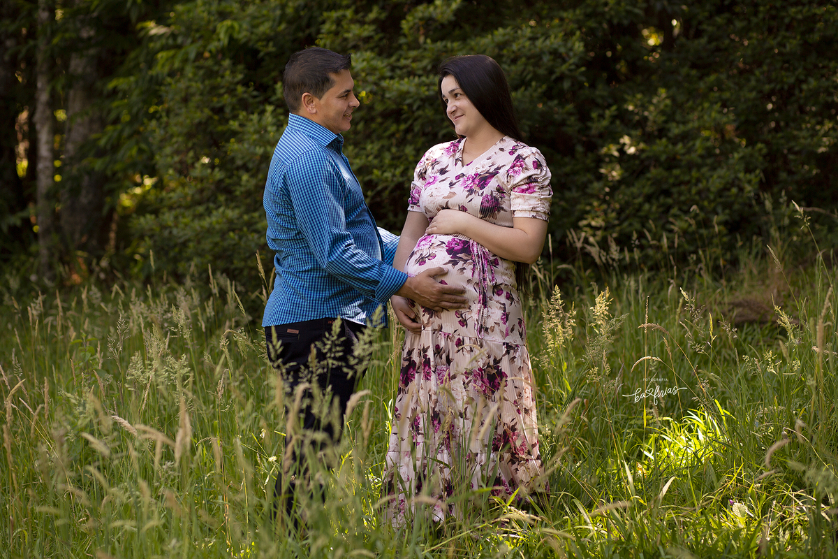 os pais se olham no ensaio de gestante externo