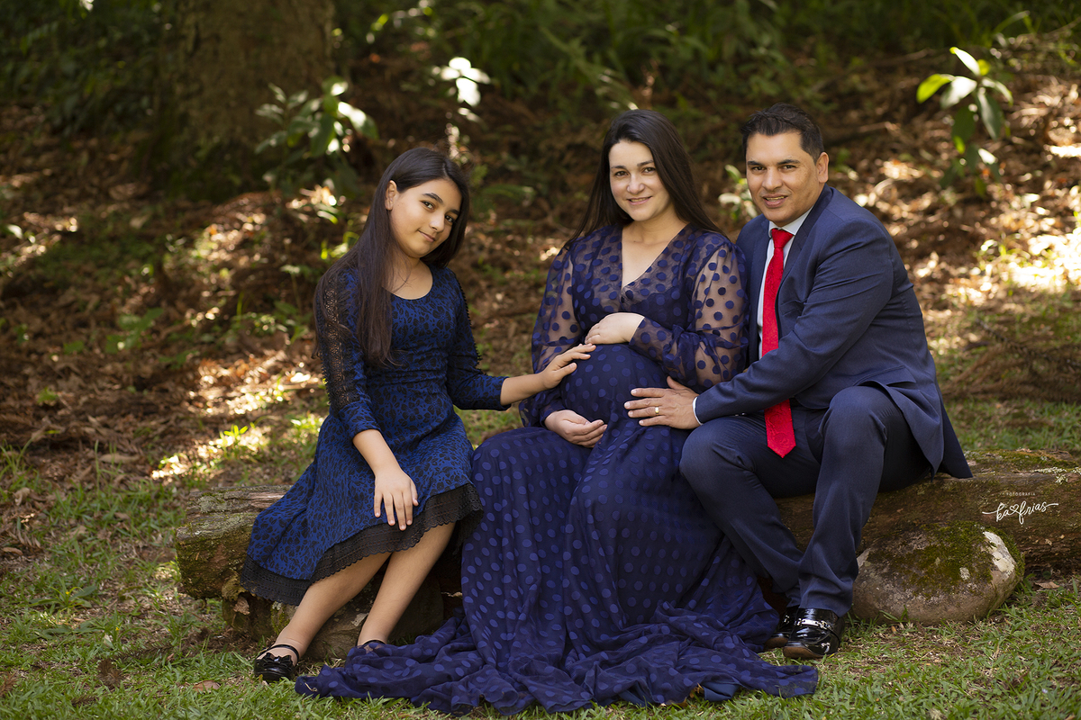 no ensaio de gestante, os modelos olham para a fotografa de caxias do sul, ka frias