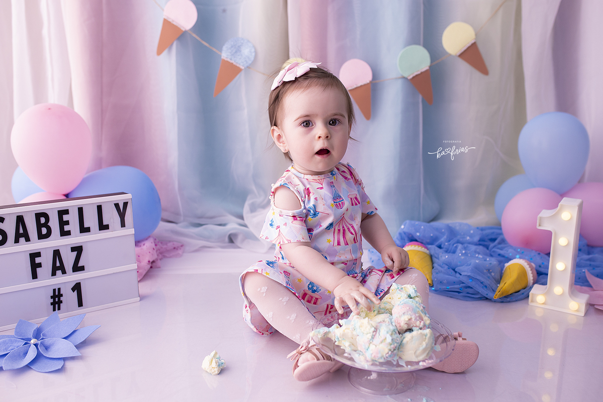 a menina mexe no sorvete para o ensaio smash