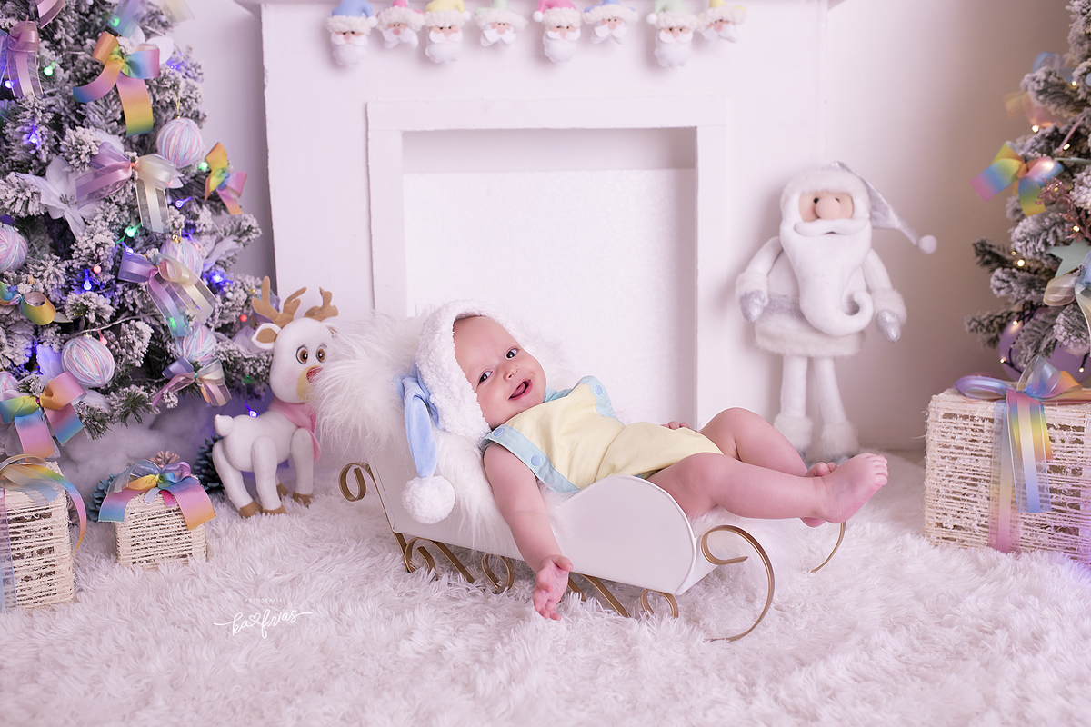 o bebe esta deitado no treno do papai noel