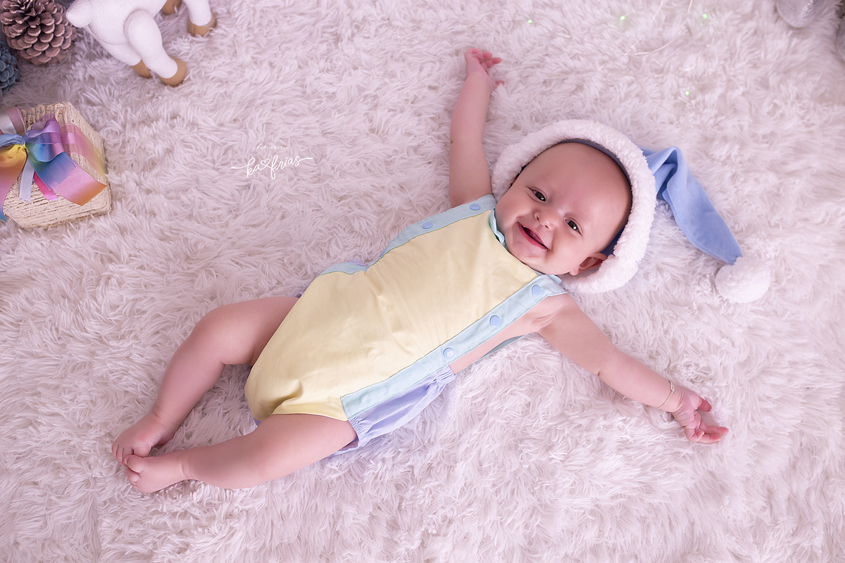o menino se estica durante sessão de fotos