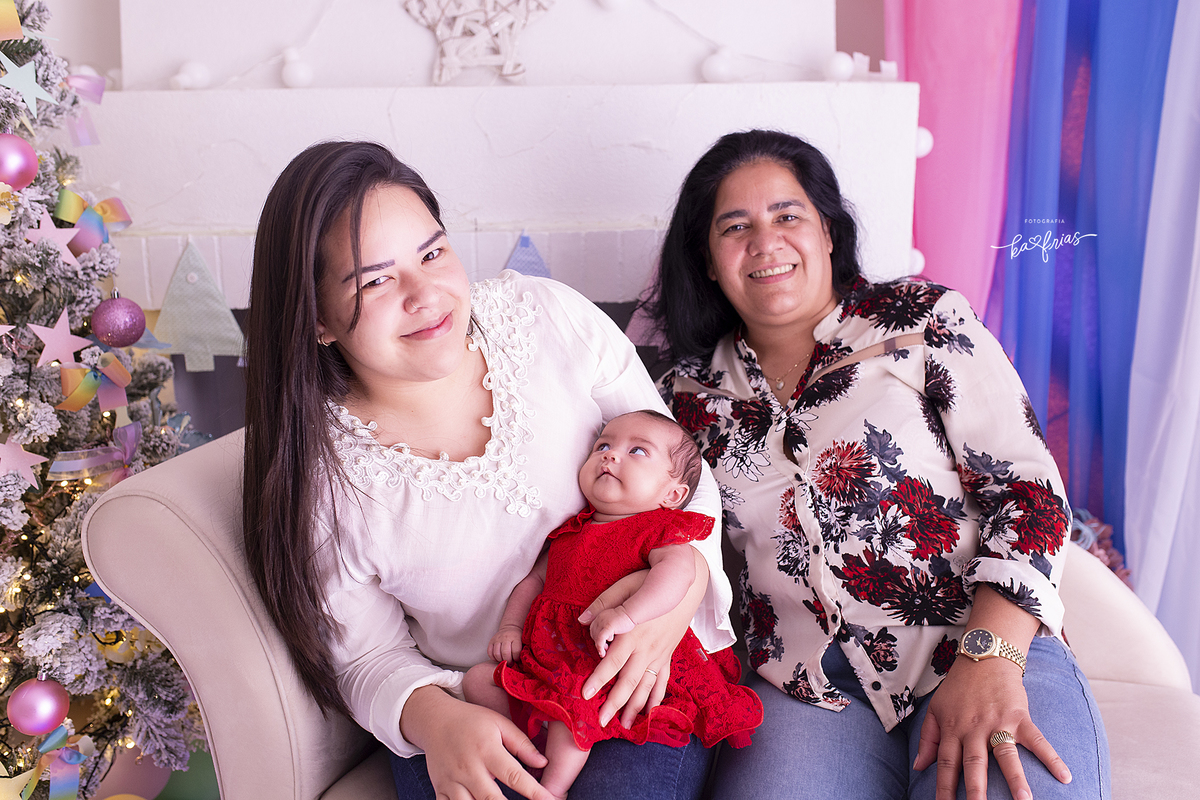 a mae e avó posam junto com a bebe no ensaio