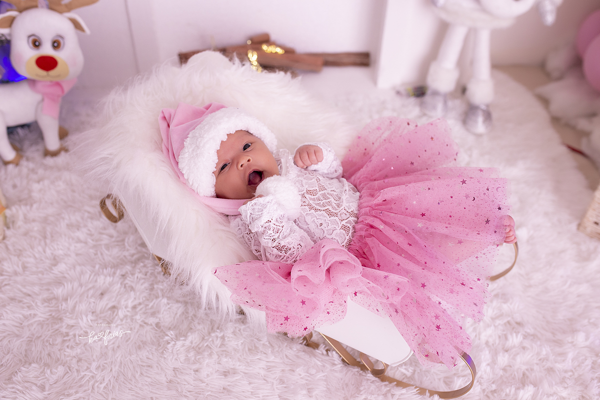 amenina poe a mao na boca durante sessão de fotos