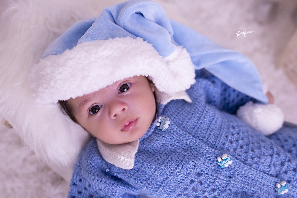 no ensaio infantil o menino olha para a fotografa de bebes de caxias do sul, ka frias