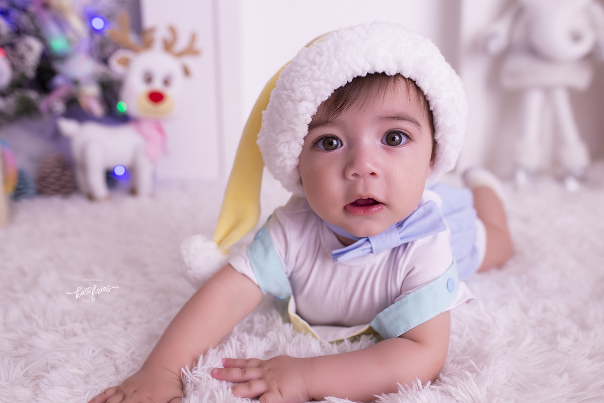 o menino olha para a fotografa de natal em caxias do sul, ka frias