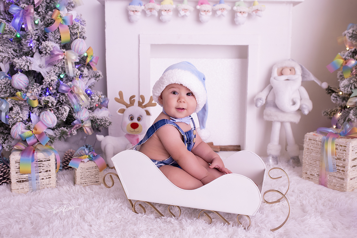 o menino esta no treno do papai noel