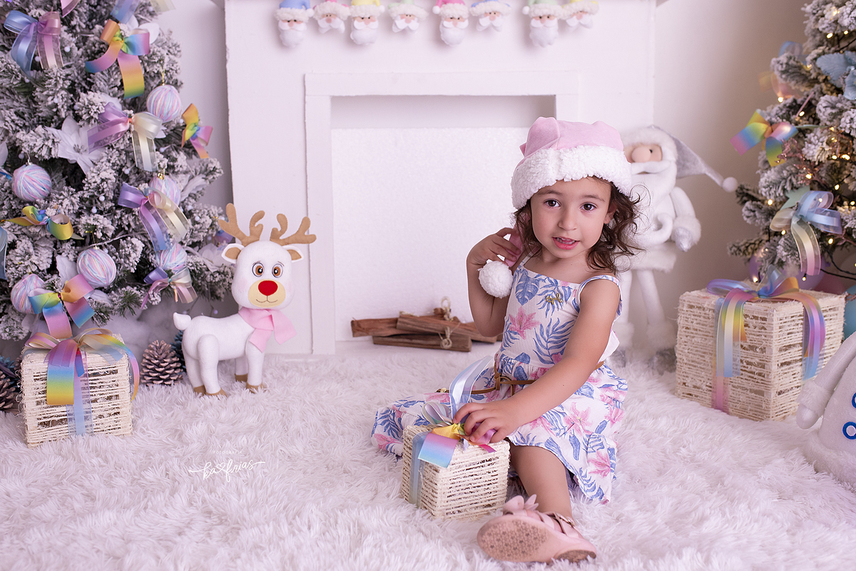a menina brinca com o presente no natal