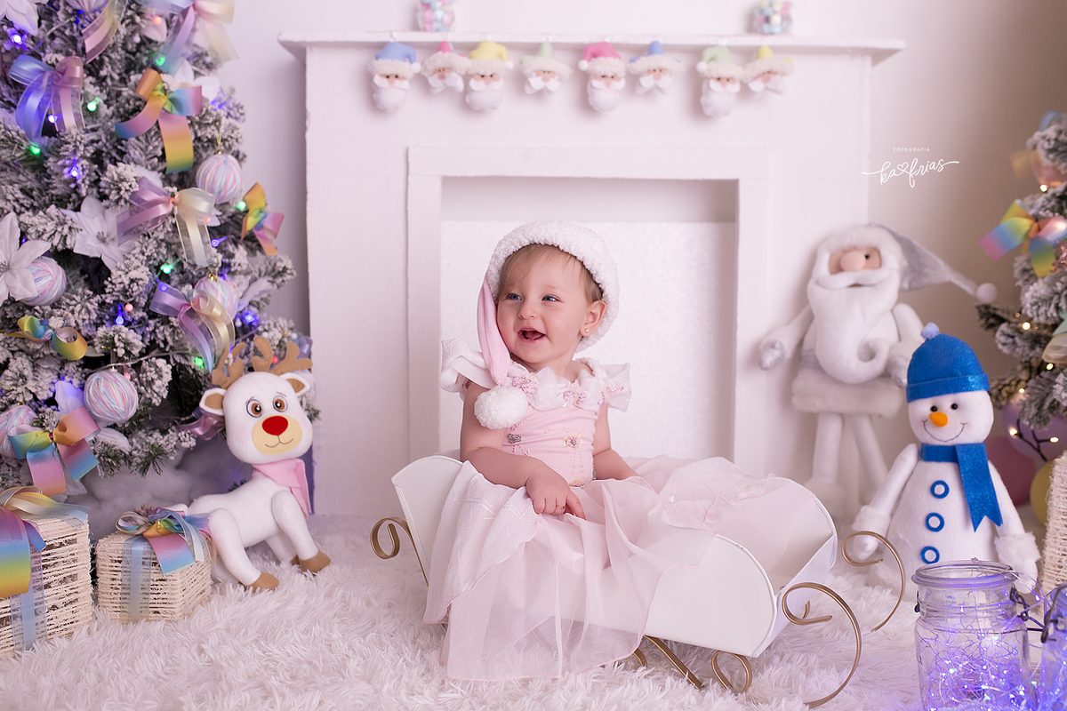 a menina esta no treno para as fotos de natal 2021