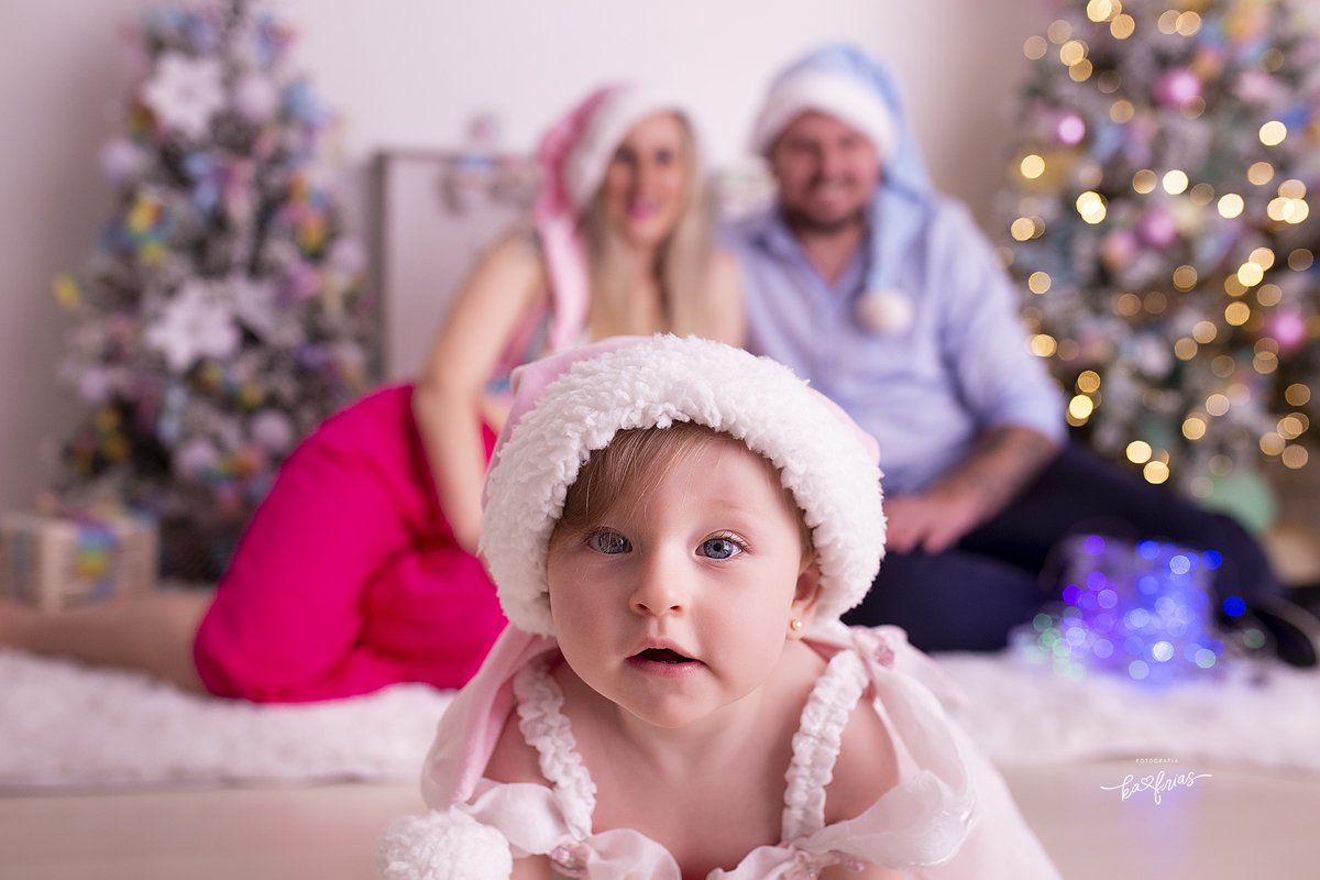 a menina veio para a frente durante sessão de fotos no acompanhamento mensal