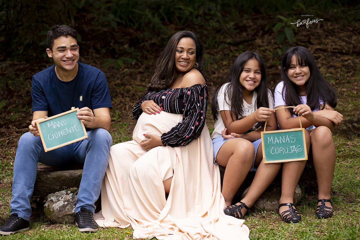 a familia brinca no ensaio externo de gestante