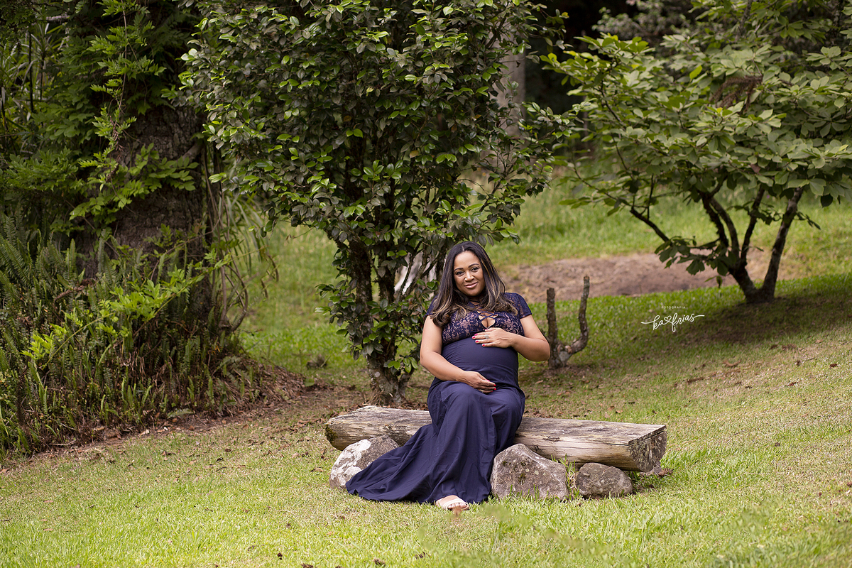 a gestante olha para a fotografa de caxias do sul, ka frias