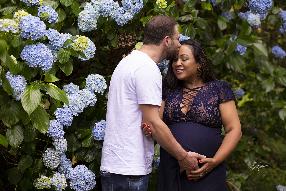 no ensaio de gestante o pai beija a mae