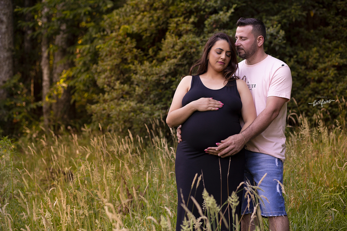 no ensaio de gestante os pais se abraçam