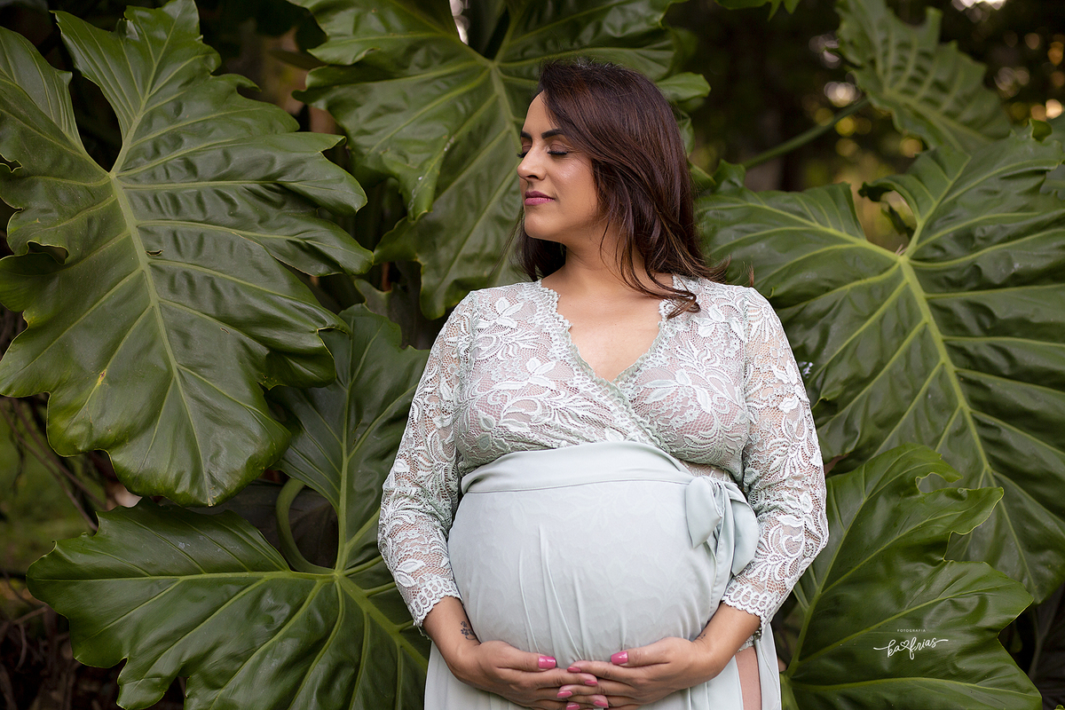 a gestante olha para o lado na sessãod e fotos