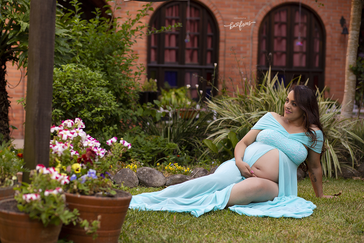 a modelo esta sentada no chao para a sessão