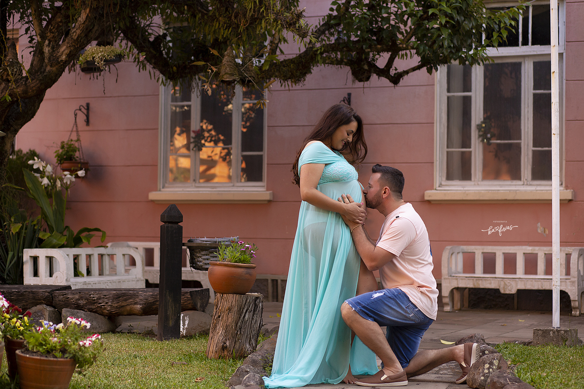 na sessão de gestante o pai beija a barriga