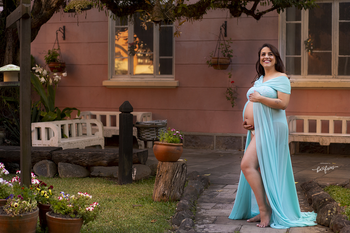 a gestante sorri para a fotografa de caxias do sul-rs
