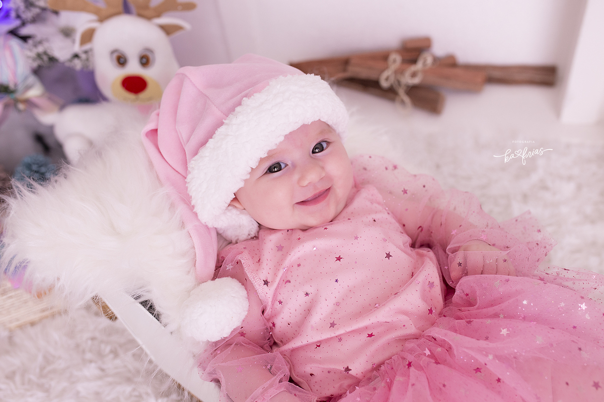 no ensaio infantil a bebe sorri