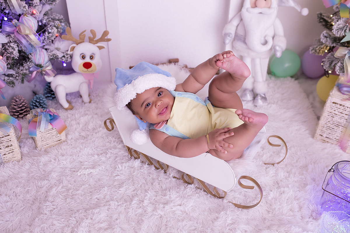 no ensaio de natal 2021 o bebe pega os pes