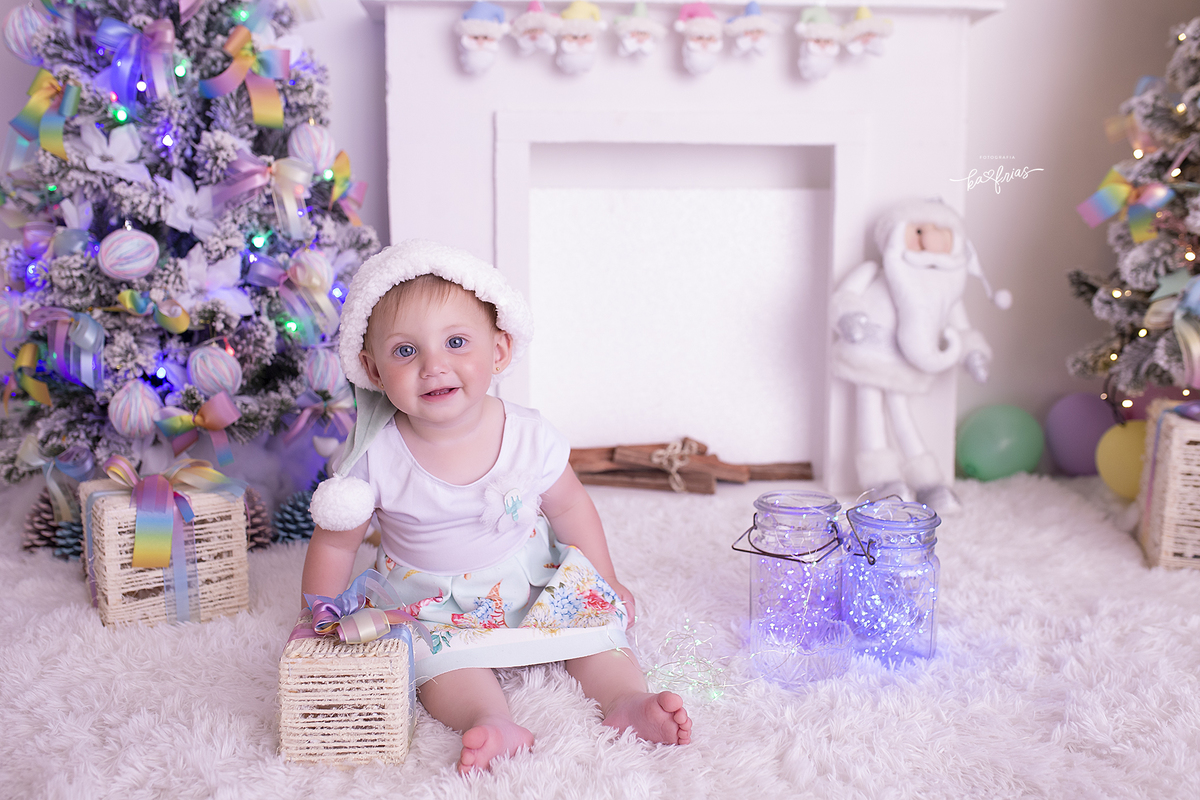 a menina brinca no cenario de natal 2021