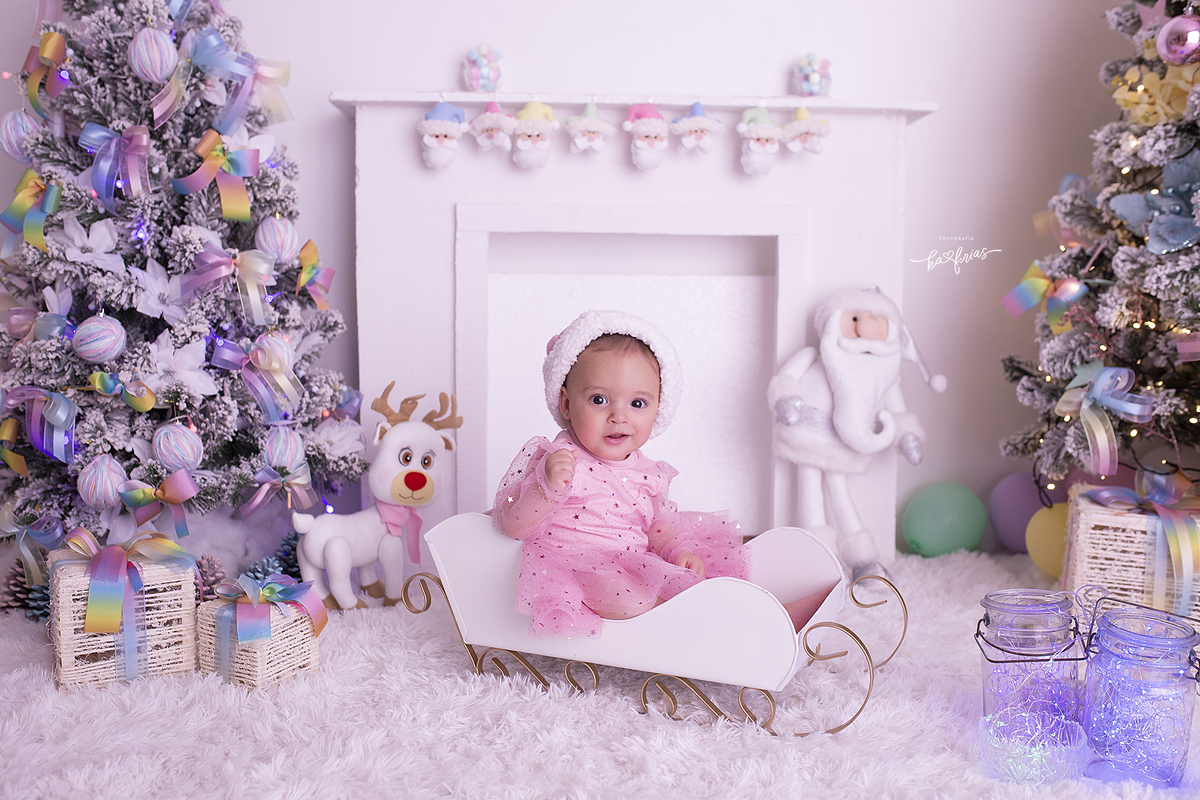 a menina esta no treno do papai noel
