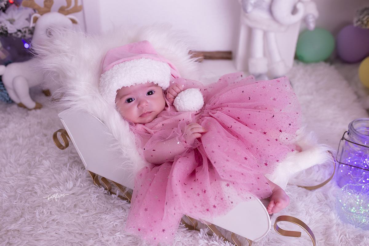 no ensaio infantil a bebe esta deitada no treno