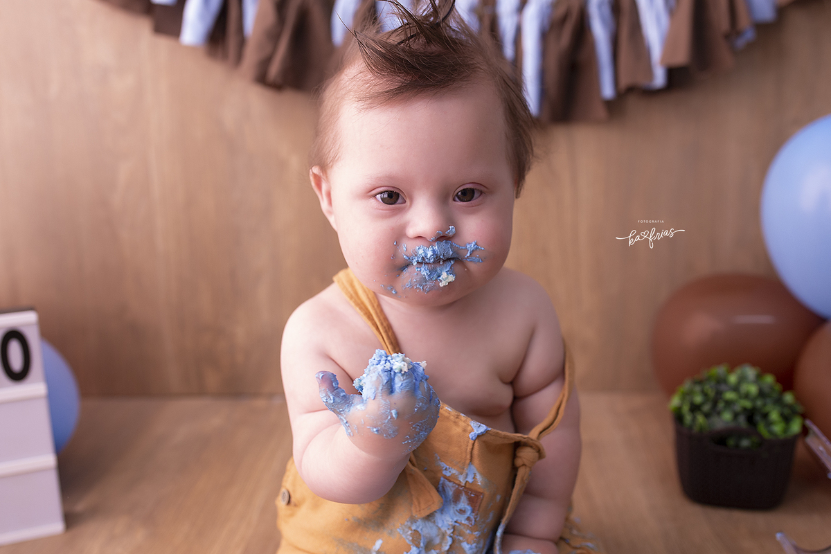 NO ENSAIO SMASH O BEBE EXPERIMENTA O BOLO