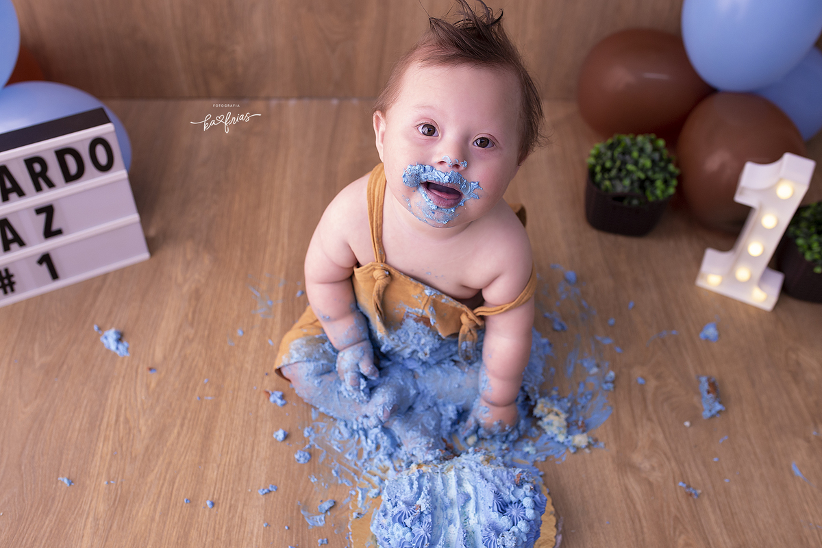 o menino se suja com o bolo