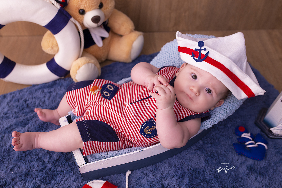 no ensaio infantil o bebe esta de marinheiro