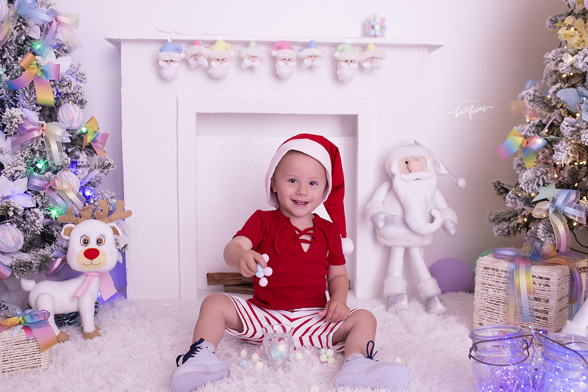o menino brinca no cenario de natal