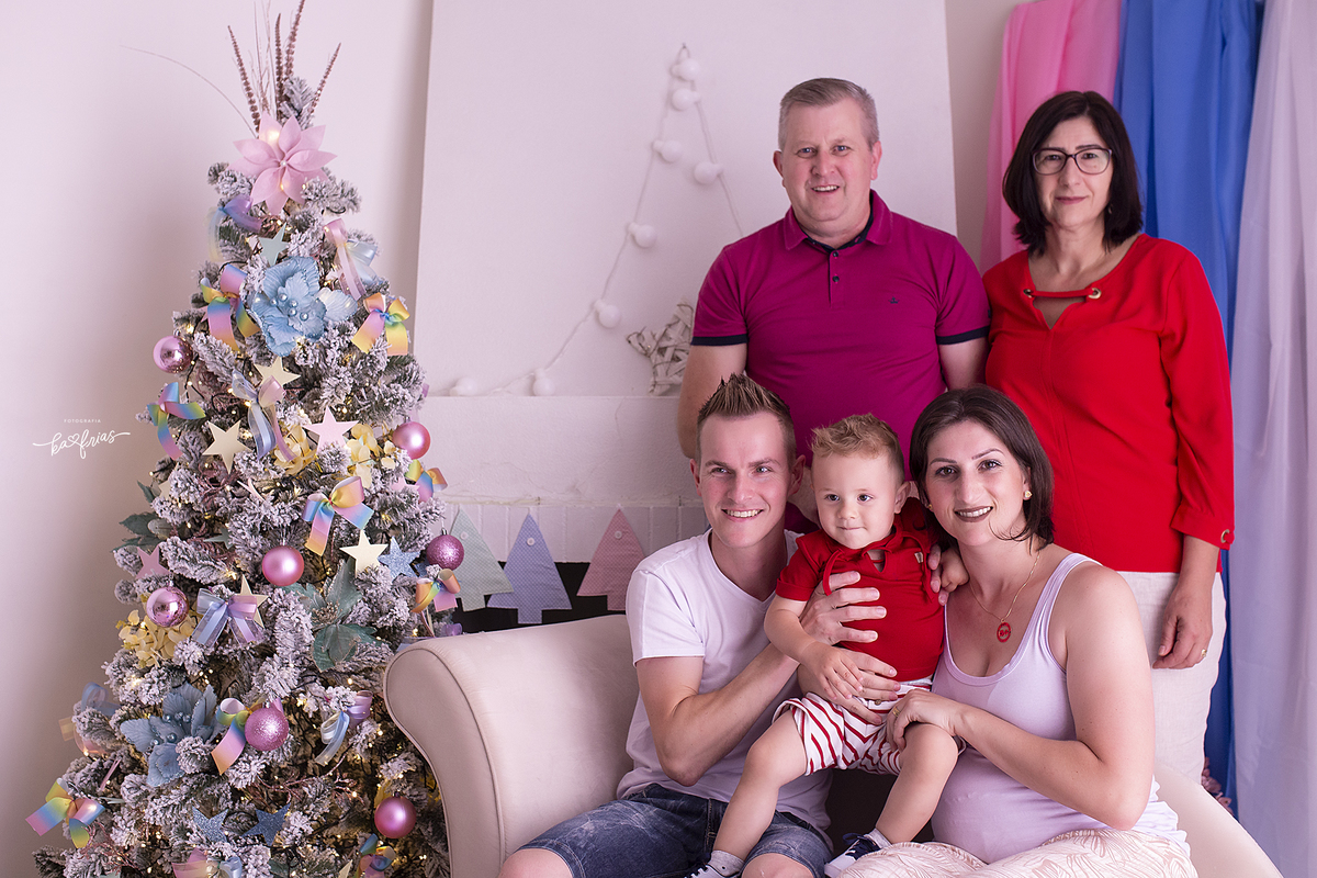 a familia posa para a fotografa de caxias do sul, ka frias